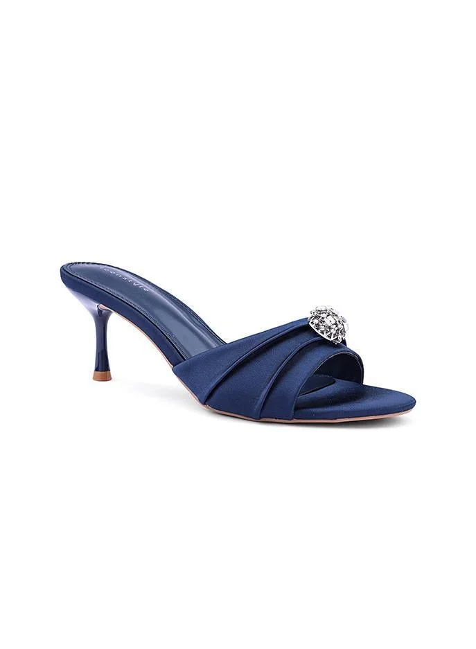 أيقون صنادل بكعب مزينة بأشرطة